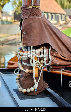 Abstraktes Bild der Base der Segelboote Mast, Niederländische segeln Tjalk, Holland, Niederlande. Stockfoto