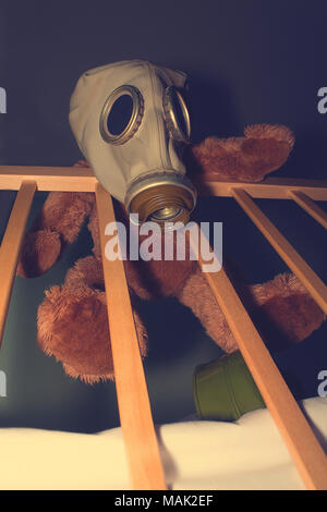 Ein Spielzeug in einer Gasmaske als ein Konzept für den Schutz der Kinder, die sich aus der Verwendung von Gas Waffen, Umweltverschmutzung und der Internationale Tag des Gedenkens Stockfoto