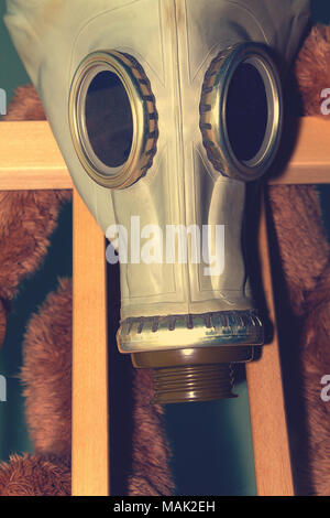 Ein Spielzeug in einer Gasmaske als ein Konzept für den Schutz der Kinder, die sich aus der Verwendung von Gas Waffen, Umweltverschmutzung und der Internationale Tag des Gedenkens Stockfoto