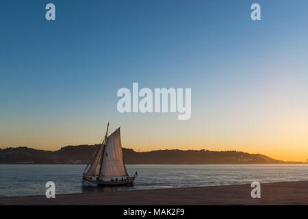 Lissabon, Portugal - Januar 10, 2017: traditionellen Segelboot Kreuzfahrt in den Tejo in Lissabon, Portugal Stockfoto