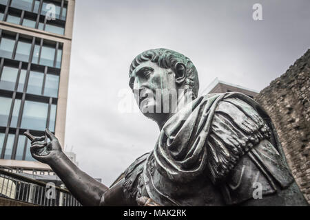 Eine lebenswichtige Bronzestatue auf dem Tower Hill, die vermutlich die des römischen Kaisers Trajan, London, England, Großbritannien ist Stockfoto