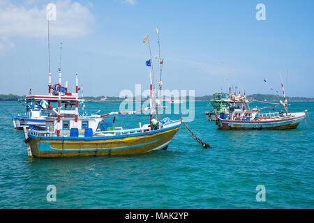 Mehrere traditionelle lokale Boote fischen in Weligama Bay zu fangen. Stockfoto