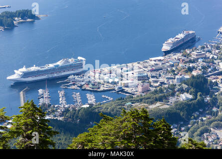 Die Luftaufnahme von der Oberseite der Hirsche Berg von Kreuzfahrtschiffe vertäut in Ketchikan Innenstadt (Alaska). Stockfoto