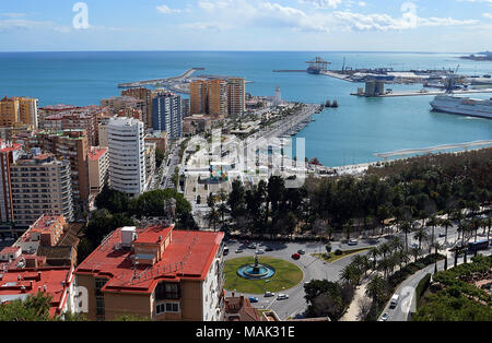 Ein Luftbild von Malaga Hafen und das Meer Mediterrranean vom Mount Gibralfaro Stockfoto