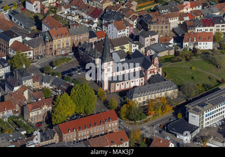 Kirche von St. Peter, dreischiffige spätromanische Basilika, Merzig, Saarland, Deutschland, Europa, Luftaufnahme, Vögel-Augen-blick, Luftaufnahme, Luftbild Hg Stockfoto