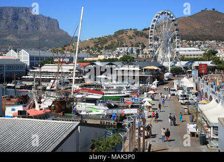 Tagsüber an der V&A Waterfront, mit dem Hintergrund der Tafelberg in Kapstadt in Südafrika Stockfoto