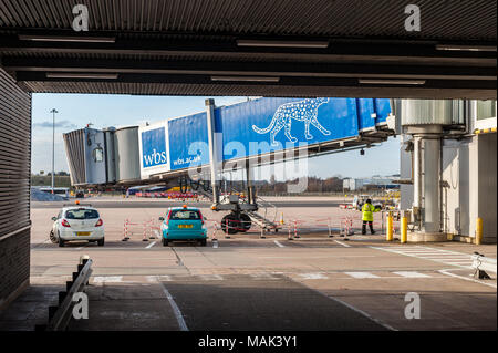 Passagier airbridge am Flughafen Birmingham, West Midlands, UK. Stockfoto