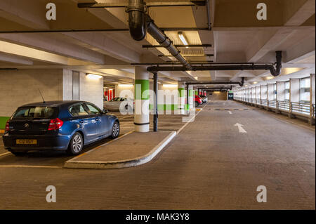 Geparkte Autos in West Obstgärten Auto Park, West Obstgärten Einkaufszentrum, Coventry, West Midlands, UK. Stockfoto