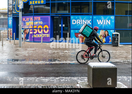 Lieferung deliveroo Reiter mit einem Deliveroo Food Box auf seinem Rücken reiten entlang Fairfax Street, Coventry, West Midlands, UK. Stockfoto