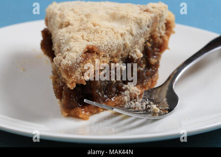 Shoofly pie ist ein Pennsylvania Dutch Dessert aus Melasse mit einem feuchten, klebrigen und klebrige unten. Stockfoto