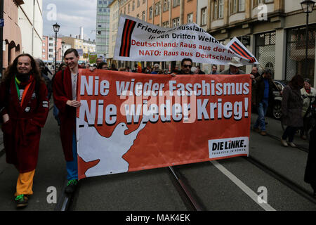 Frankfurt am Main, Deutschland. 02 Apr, 2018. Die Demonstranten tragen ein Banner von der Partei Die Linke (Die Linke), die "nie wieder Faschismus, nie wieder Krieg' Geschrieben am Sterben. Tausende von Menschen aus mehreren Friedensorganisationen sowie verschiedene Parteien und Gewerkschaften marschierten unter dem diesjährigen Motto 'Make Frieden - Abrüstung statt Aufrüstung' durch Frankfurt an der traditionellen Eastermarch für Frieden und gegen den Krieg. Im März endete mit einer Kundgebung an der zentralen Römerberg vor dem Rathaus der Stadt Frankfurt. Quelle: Michael Debets/Pacific Press/Alamy leben Nachrichten Stockfoto