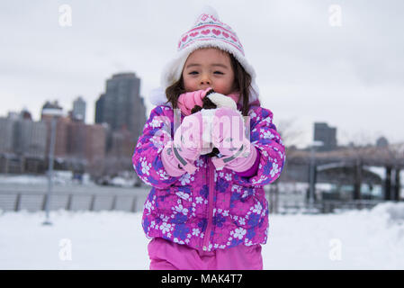 Kleinkind spielen im Schnee Tag Stockfoto