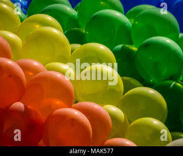 Festliche Hintergrund von Violett, Blau und Grün Luftballons - große Happy copyspace Stockfoto