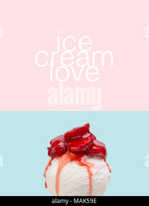 Eis mit Erdbeeren Belag auf Hintergrund Stockfoto