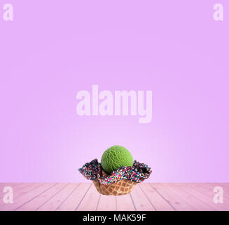 Eis oder Eisportionierer mit Waffel auf Hintergrund Stockfoto