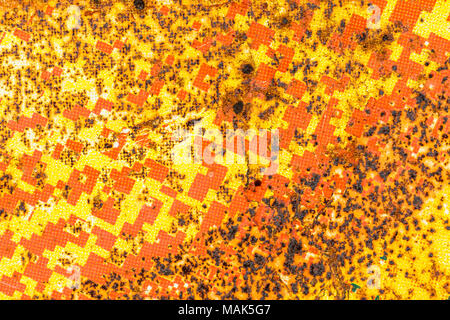 Ein Stück der Platte Stahl aus einer anderen Zeit. zeigt die Effekte und Farben von Rost- und Eisenoxiden. Stockfoto