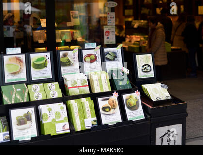 Traditionelle japanische Süßwaren, Matcha Grüntee Leckereien und Desserts, Miyagegashi souvenir Süßigkeiten, auf einem store Display in der Stadt Uji, Japanisch Stockfoto