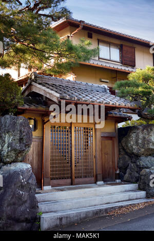 Moderne Japanische privaten Wohnhaus mit dem vorderen Tor in einem traditionellen Stil gebaut. Uji, Präfektur Kyoto, Japan 2017. Stockfoto