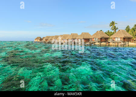Das schöne Meer und das Resort in Moorae Insel Tahiti Papeete, Französisch-Polynesien. Stockfoto