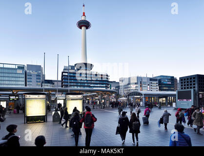 Blick auf Kyoto Tower vom Kyoto Bahnhof, abend stadt Landschaft in Shimogyo-ku, Kyoto, Japan 2017. Stockfoto