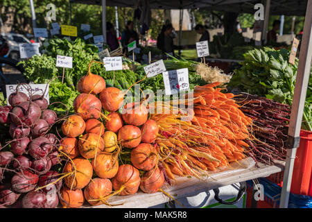 Frische bunte Gemüse auf Verkauf in den Buden auf dem Salamanca Markt ist ein Markt in Salamanca Place, Hobart, Tasmanien, Australien Stockfoto