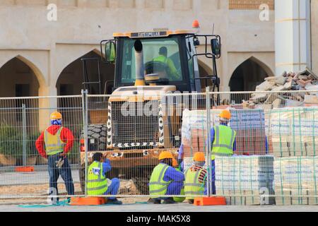 Arbeiter in Doha, Katar, die für 2022 FIFA World Cup Stockfoto