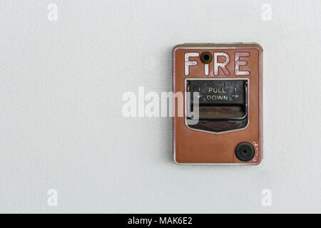 Alte Red Box Feueralarm an Zement Wand Stockfoto