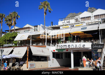 Die Promenade Einkaufszentrum, auf die Victoria Road, über die Straße von der sandigen Strände von Camps Bay, Kapstadt, Südafrika Stockfoto