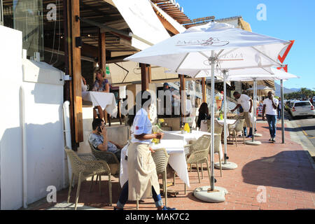 Paranga, eine moderne Bar & Restaurant, entlang der Victoria Road gelegen, gegenüber vom berühmten Strand von Camps Bay Front, in Kapstadt. Stockfoto