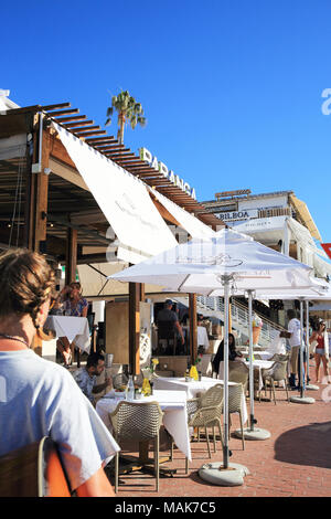 Paranga, eine moderne Bar & Restaurant, entlang der Victoria Road gelegen, gegenüber vom berühmten Strand von Camps Bay Front, in Kapstadt. Stockfoto