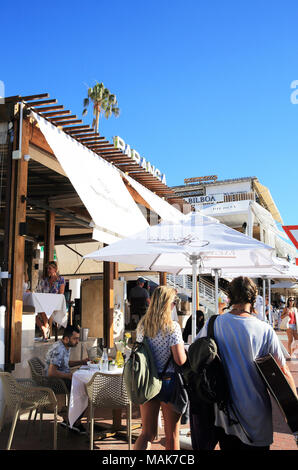 Paranga, eine moderne Bar & Restaurant, entlang der Victoria Road gelegen, gegenüber vom berühmten Strand von Camps Bay Front, in Kapstadt. Stockfoto