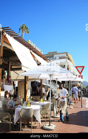 Paranga, eine moderne Bar & Restaurant, entlang der Victoria Road gelegen, gegenüber vom berühmten Strand von Camps Bay Front, in Kapstadt. Stockfoto