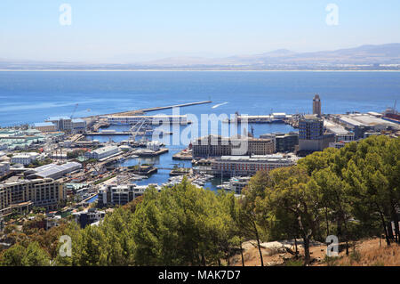 Blick auf die V&A Waterfront von Signal Hill, in Kapstadt, Südafrika Stockfoto