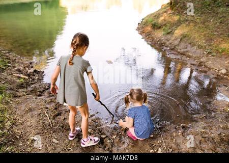 Kleine Mädchen stehen in den See. Sonnigen Sommer. Stockfoto