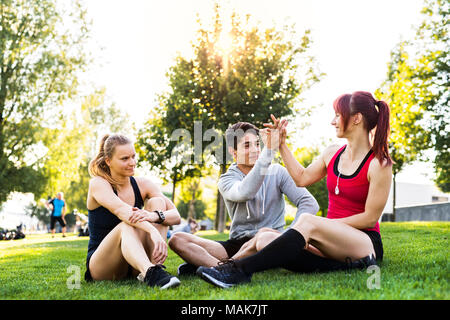 Gruppe junger Läufer in einem Park ausruhen. Stockfoto