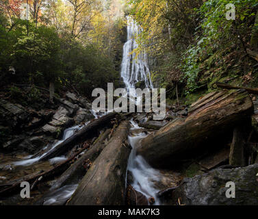 Mingo Falls sind ca. 120 Meter hoch und der höheren Wasserfällen in den südlichen Appalachen. Die Fälle sind auch inoffiziell als Big Bear fällt, das ist die übersetzte Bedeutung von Mingo fällt bekannt. Die Fälle sind leicht Big Cove Road außerhalb Cherokee erreicht. Die Wanderung ist nur 0,40 Meilen, aber relativ steilen entlang einer Treppe bis zur Seite der Berge. Stockfoto