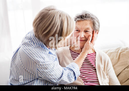 Ältere Frauen, die zu Hause. Stockfoto