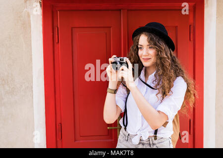 Schöne junge Touristen mit Kamera in der Altstadt. Stockfoto