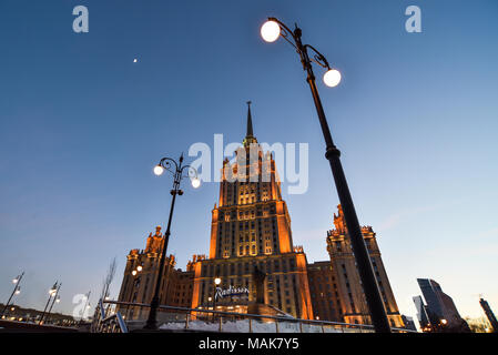 Moskau, Russland - 24 Mär, 2018: Abendlicher Blick des Radisson Royal Hotel. Auch als Hotel Ukraina bekannt. Stockfoto