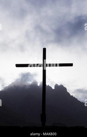 Kreuz, Kruzifix, auf Golgatha Szene auf einem Moody, bewölkt Karfreitag für die Passionsspiele in der Plaza de Espana, Adeje, Teneriffa, Kanaren, Insel Stockfoto