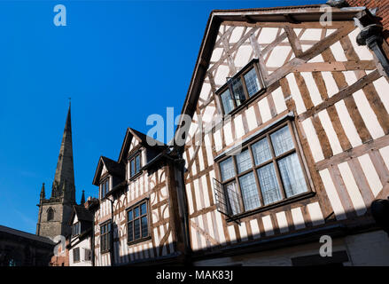 Fachwerkhäuser in der Church Street mit St Alkmund's Church, Shrewsbury, Shropshire. Stockfoto