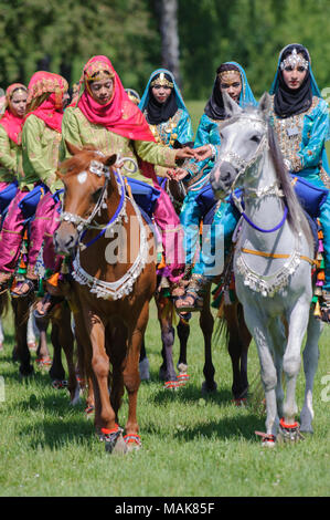 Mitglieder der Arabischen Gruppe anzeigen 'königlichen Kavallerie von Oman 'Ride in prächtigen Gewändern während der großen Pferd Veranstaltung "Pferd International" in München. Stockfoto