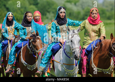 Mitglieder der Arabischen Gruppe anzeigen 'königlichen Kavallerie von Oman 'Ride in prächtigen Gewändern während der großen Pferd Veranstaltung "Pferd International" in München. Stockfoto