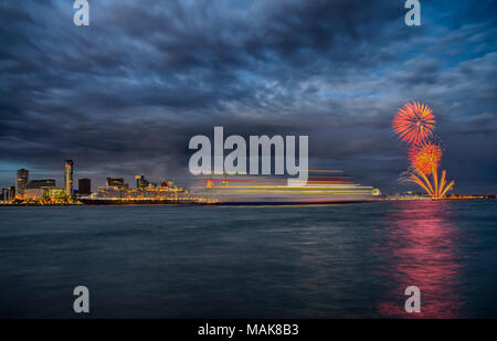 MS Queen Elizabeth am 100. Jahrestag des Cunard Building Stockfoto