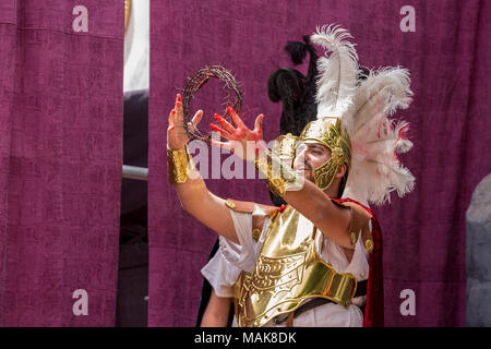 Römischer Soldat hält die Dornenkrone auf das Haupt Jesus Christus im jährlichen Karfreitag Passion Play gestellt werden, in der Calle Grande, Adeje, Te Stockfoto