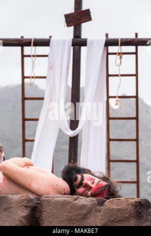 Jesus Christus gelegt auf den Boden, nachdem er vom Kreuz in einer Szene, die aus dem jährlichen Karfreitag Passionsspiele in der Plaza de Espana, Adej Stockfoto