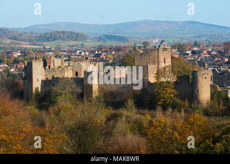 Ludlow Castle im Herbst, von whitcliffe Gemeinsame, Shropshire gesehen. Stockfoto