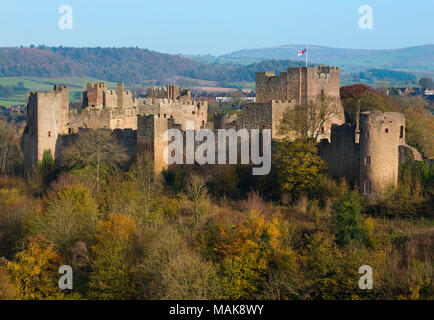 Ludlow Castle im Herbst, von whitcliffe Gemeinsame, Shropshire gesehen. Stockfoto