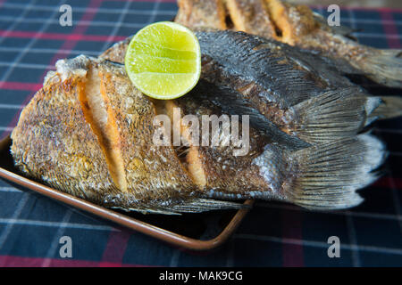 Gebratene Fische, getrocknet, gesalzen Dirne serverkonsolidierungsbeurteilung mit Zitrone im thailändischen Stil. Stockfoto