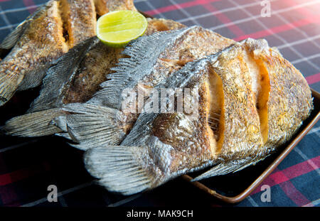 Gebratene Fische, getrocknet, gesalzen Dirne serverkonsolidierungsbeurteilung mit Zitrone im thailändischen Stil. Stockfoto